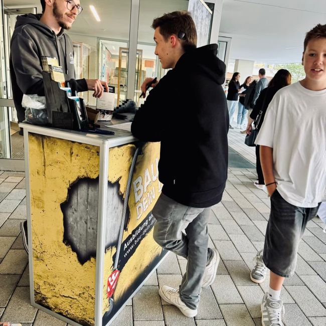 „Markt der Berufe“ Info-Abend der Realschule Bad Wurzach 

Gerne waren wir auch dieses Jahr wieder beim Info-Abend „Markt der Berufe“ der Realschule Bad Wurzach mit dabei, um den Schülerinnen und Schülern von unserem Familienbetrieb Baugeschäft H&M GmbH und dem Ausbildungsberuf des Maurers zu erzählen. Und wer könnte das besser, als unsere drei Auszubildenden Noah, Pascal, Julian….😎

Dank Unterstützung unseres Fachverbands „Bauwirtschaft Baden-Württemberg e.V.“ konnten die Schülerinnen und Schüler außerdem ihre Kreativität und ihr Geschick beim 3D-Haus-Puzzeln oder virtuellen Bagger-Fahren mit VR-Brille unter Beweis stellen 💪 Ein Heidenspass. Nicht nur für die Bagger-Fahrer.

#handwerker #maurer #maurermeister #ausbildung #berufmitzukunft #familienunternehmen #badwurzach_allgäu #leutkirch_im_allgäu #isnyallgäu #wangen #kissleggimallgäu #regional #bildung #bauwirtschaftbw